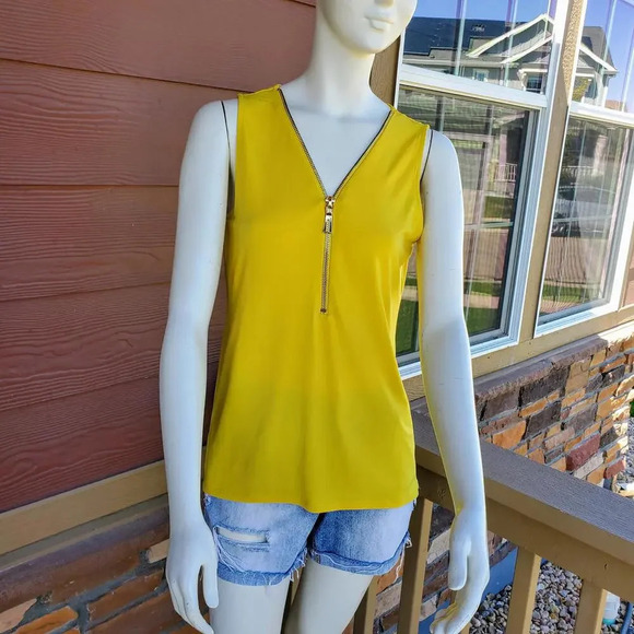 NWT Carmen Marc Valvo Sleeveless Front-Zip Top Yellow Size Medium - Picture 8 of 15